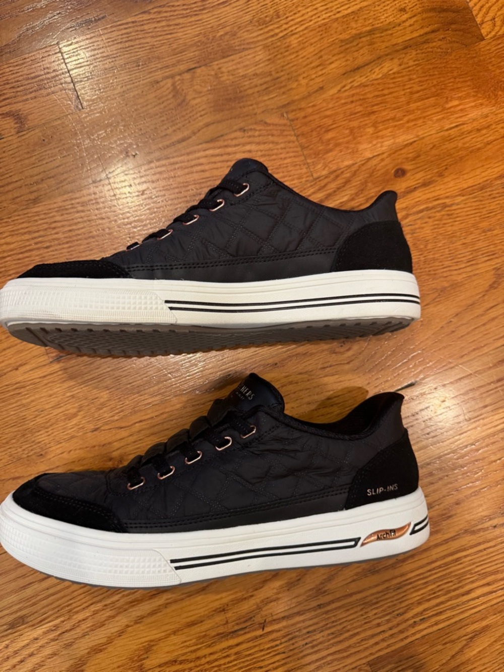 Skechers slip-ins black quilted women’s sneakers (Cuddle Steps) - size 7.5